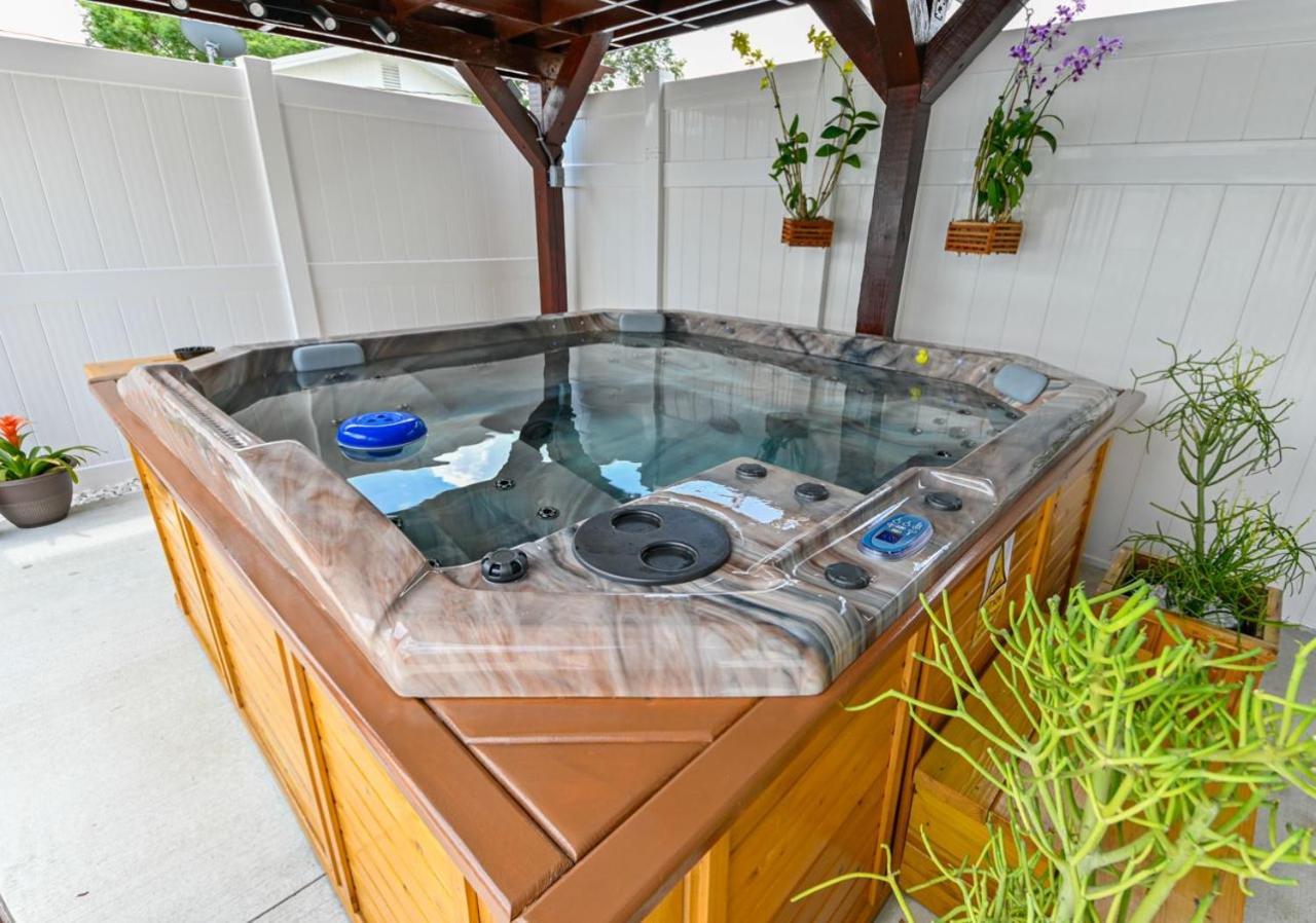 Paradise In Brandon With Luxurious 6 Person Spa 外观 照片